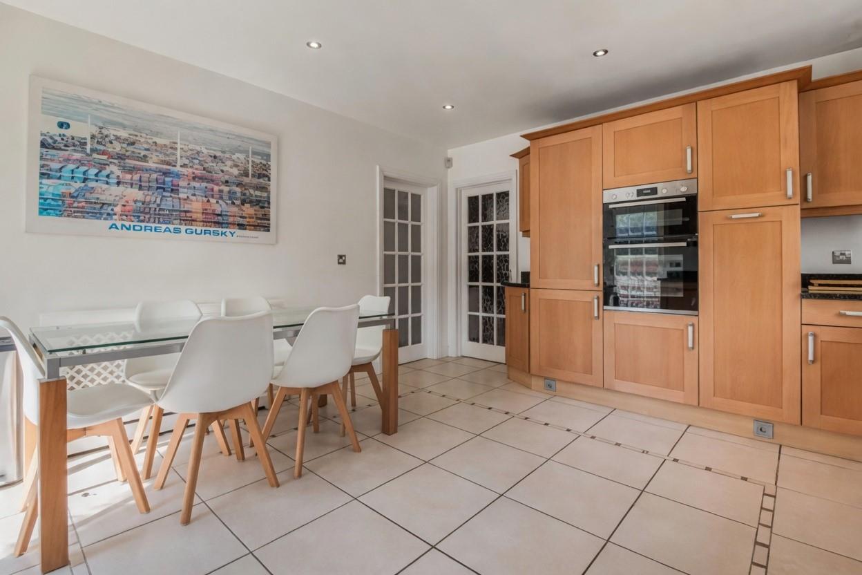 5 bed property in Coombehurst Close, Barnet, EN4, Barnet